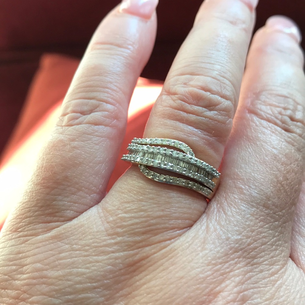 Diamond Ring!! 10 kt gold w/diamonds. BEAUTIFUL!!!